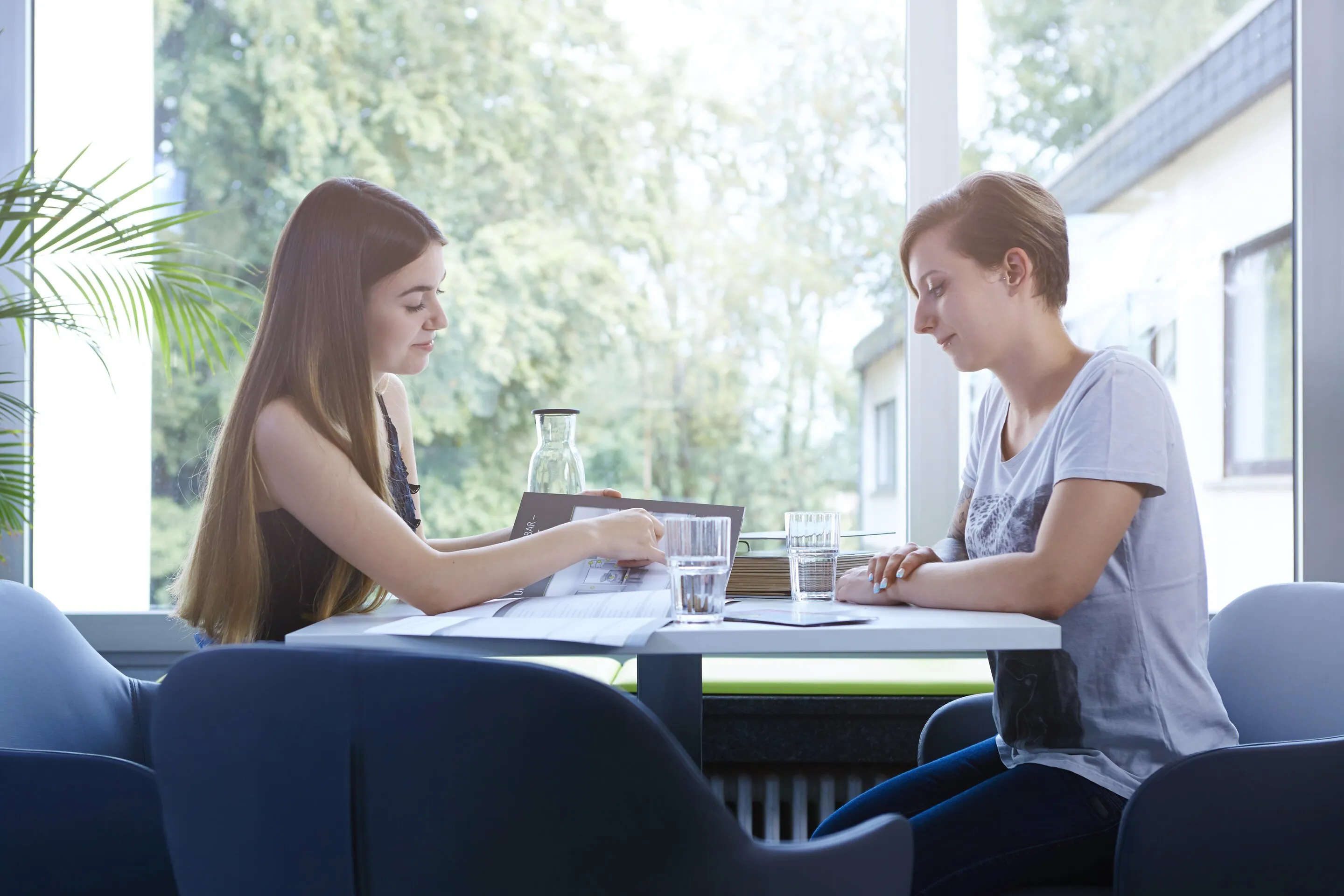 Studierende bei Homanit